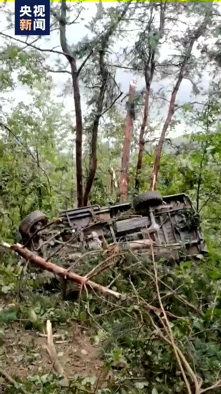 安徽太湖一辆皮卡车坠崖致12人死亡