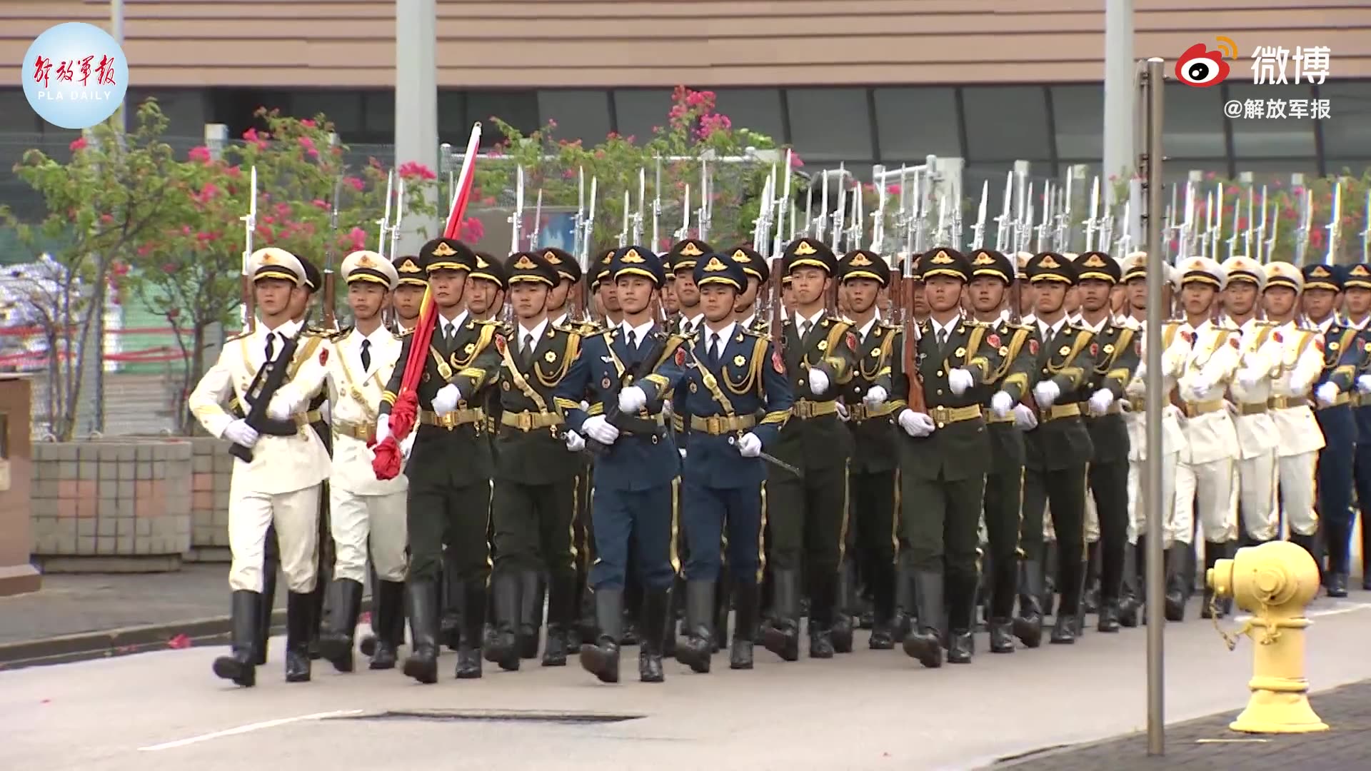 驻香港部队陆海空三军举行升旗仪式