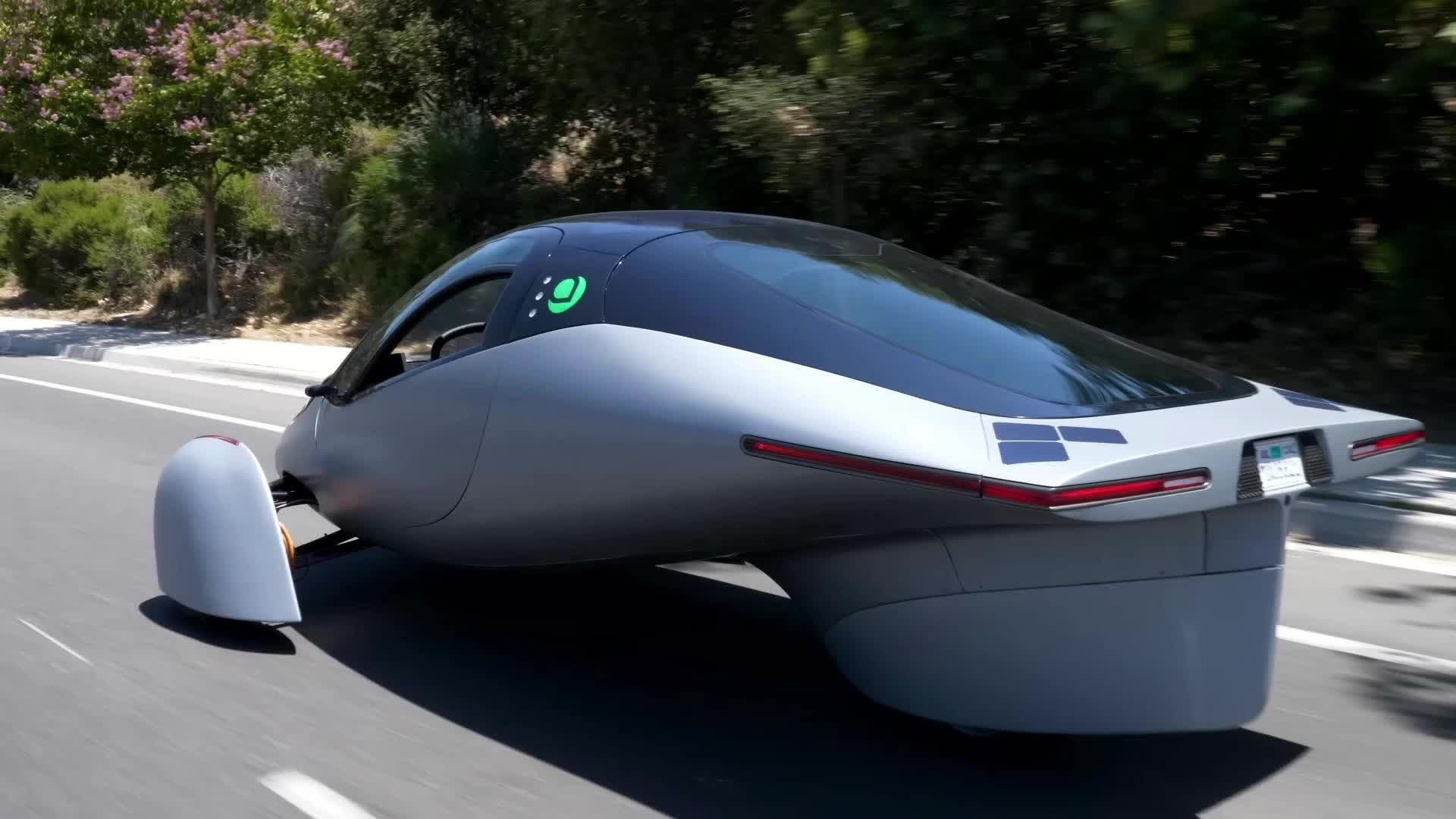 美国一公司推出造型奇特的太阳能汽车最大续航可达1600公里