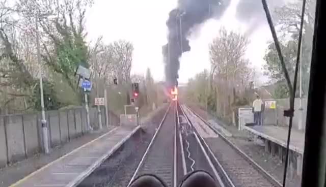 视频震撼！英国一列火车突发大火，车厢被火球吞噬！