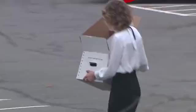 外媒 白宫工作人员开始搬家 纳瓦罗拿着相片离开