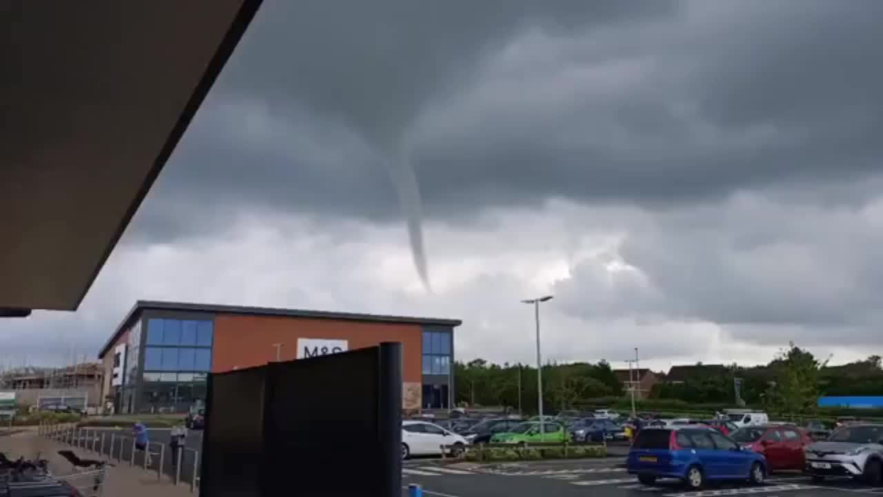 英国居民拍下巨大漏斗云半空中旋转似龙卷风