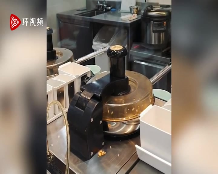 新加坡餐厅机器人数十秒完成炒饭网友有点敷衍